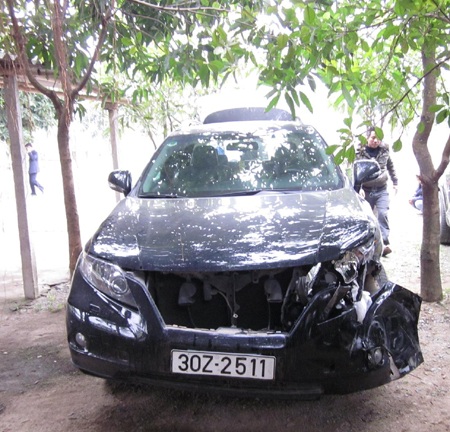 Hai "xế xịn" tông nhau, thiệt hại gần tỷ đồng - 5 Hai "xế xịn" tông nhau, thiệt hại gần tỷ đồng - 5