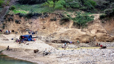 Đua nhau đi đào đãi vàng kiếm tiền... tiêu Tết - 1