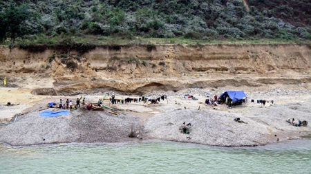 Đua nhau đi đào đãi vàng kiếm tiền... tiêu Tết - 7