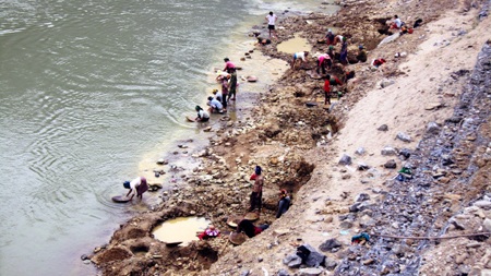 Đua nhau đi đào đãi vàng kiếm tiền... tiêu Tết - 5