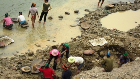 Đua nhau đi đào đãi vàng kiếm tiền... tiêu Tết - 6