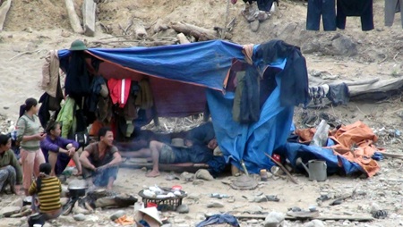 Đua nhau đi đào đãi vàng kiếm tiền... tiêu Tết - 8