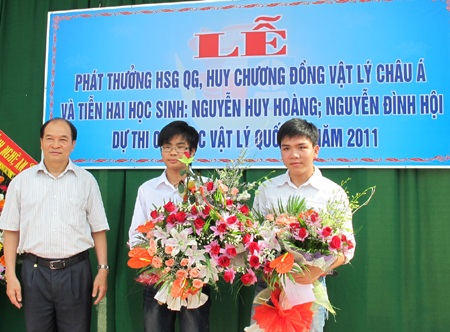 Hội Khuyến học Nghệ An trao thưởng học sinh giỏi quốc gia - 1