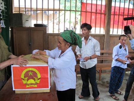 Dự một buổi bầu cử sớm ở miền biên cương - 10