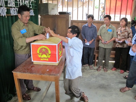 Dự một buổi bầu cử sớm ở miền biên cương - 12