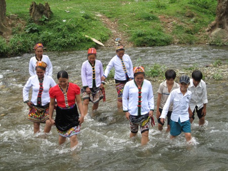 Dự một buổi bầu cử sớm ở miền biên cương - 1