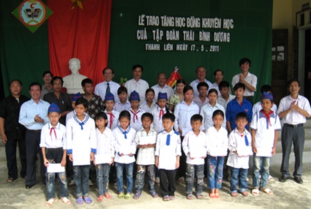 Hội Khuyến học tỉnh Nghệ An trao học bổng cho học sinh nghèo - 1 Hội Khuyến học tỉnh Nghệ An trao học bổng cho học sinh nghèo - 1