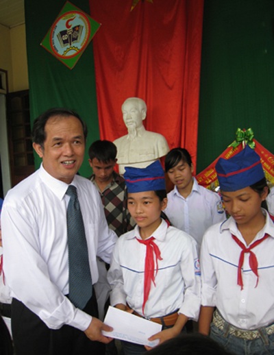 Hội Khuyến học tỉnh Nghệ An trao học bổng cho học sinh nghèo - 2 Hội Khuyến học tỉnh Nghệ An trao học bổng cho học sinh nghèo - 2