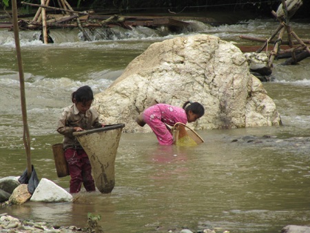 Nhói lòng trẻ vùng lòng hồ thủy điện Bản Vẽ - 7