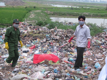 Phát hiện thi thể trẻ sơ sinh trong bãi rác - 1