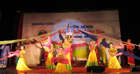 Khai mạc Liên hoan tiếng hát Làng Sen 2011 - 11