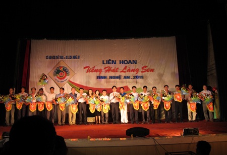 Khai mạc Liên hoan tiếng hát Làng Sen 2011 - 13