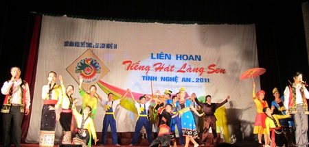 Khai mạc Liên hoan tiếng hát Làng Sen 2011 - 3
