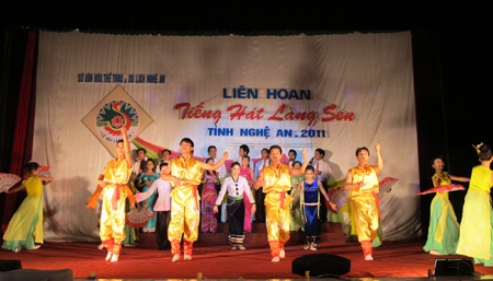 Khai mạc Liên hoan tiếng hát Làng Sen 2011 - 1