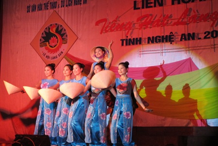 Khai mạc Liên hoan tiếng hát Làng Sen 2011 - 4