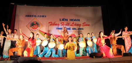 Khai mạc Liên hoan tiếng hát Làng Sen 2011 - 5
