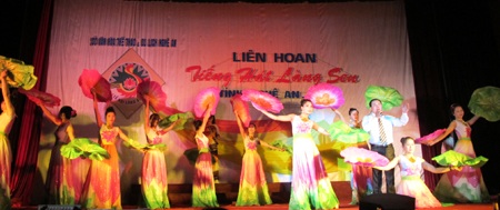 Khai mạc Liên hoan tiếng hát Làng Sen 2011 - 6