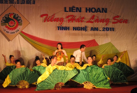 Khai mạc Liên hoan tiếng hát Làng Sen 2011 - 7