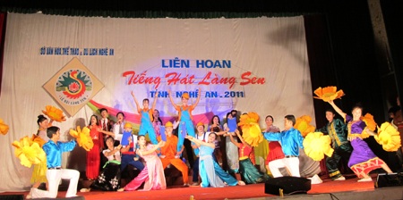Khai mạc Liên hoan tiếng hát Làng Sen 2011 - 8