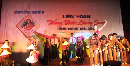 Khai mạc Liên hoan tiếng hát Làng Sen 2011 - 9