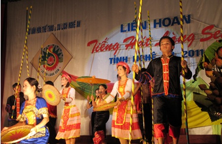 Khai mạc Liên hoan tiếng hát Làng Sen 2011 - 10