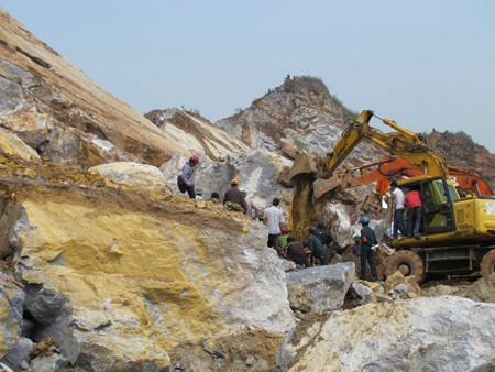Xử lý nghiêm các hoạt động khai thác khoáng sản trái phép - 1