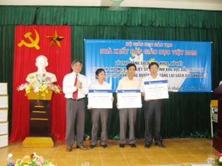 Nxb Giáo dục Việt Nam tặng sách giáo khoa và vở viết cho 4.460 HS - 1