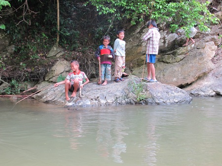 Nhói lòng trẻ vùng lòng hồ thủy điện Bản Vẽ - 4