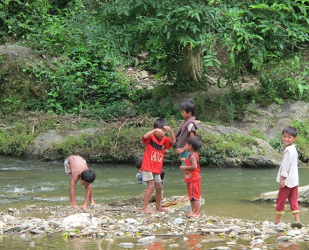 Nhói lòng trẻ vùng lòng hồ thủy điện Bản Vẽ - 3