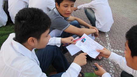 Thí sinh bước vào buổi thi đầu tiên - 4