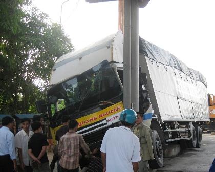 Tài xế mải nghe điện thoại, xe tải húc trạm thu phí - 1