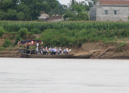 Nghệ An: Nỗi lo khi HS phải qua sông đi thi - 1
