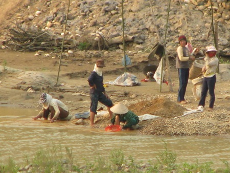 Ứa nước mắt nhìn sông Nghệ đang từ từ chết - 1