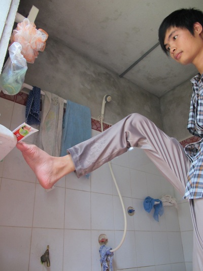 Kỳ tích của thí sinh viết bài thi bằng chân - 17 Kỳ tích của thí sinh viết bài thi bằng chân - 17
