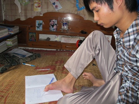 Kỳ tích của thí sinh viết bài thi bằng chân - 1 Kỳ tích của thí sinh viết bài thi bằng chân - 1