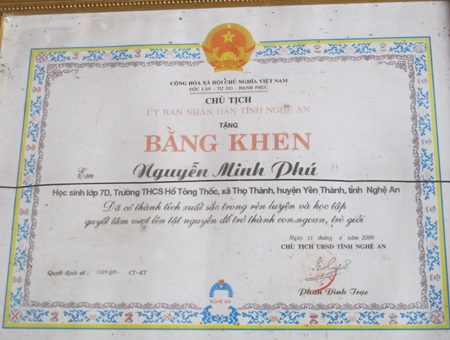 Kỳ tích của thí sinh viết bài thi bằng chân - 24 Kỳ tích của thí sinh viết bài thi bằng chân - 24