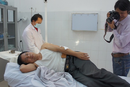 Đề nghị sớm làm rõ vụ PV báo Nông nghiệp Việt Nam bị chém - 1