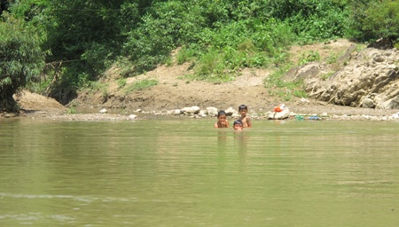 Thót tim với những trò giải trí của trẻ em nông thôn - 9