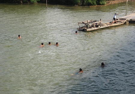 Thót tim với những trò giải trí của trẻ em nông thôn - 10