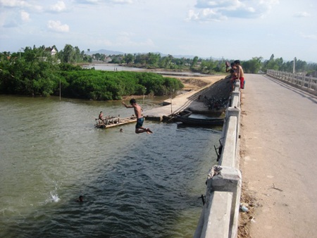 Thót tim với những trò giải trí của trẻ em nông thôn - 11