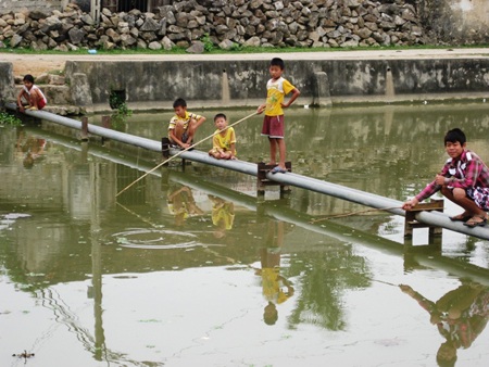 Thót tim với những trò giải trí của trẻ em nông thôn - 12