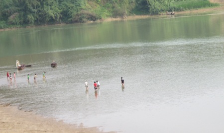 Thót tim với những trò giải trí của trẻ em nông thôn - 1