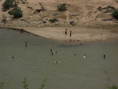 Thót tim với những trò giải trí của trẻ em nông thôn - 3