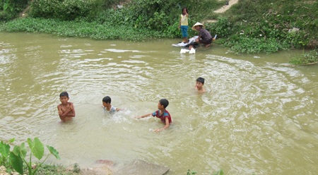 Thót tim với những trò giải trí của trẻ em nông thôn - 4