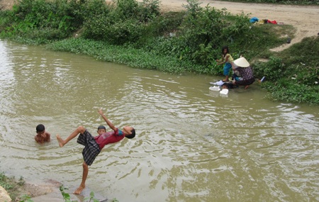 Thót tim với những trò giải trí của trẻ em nông thôn - 5