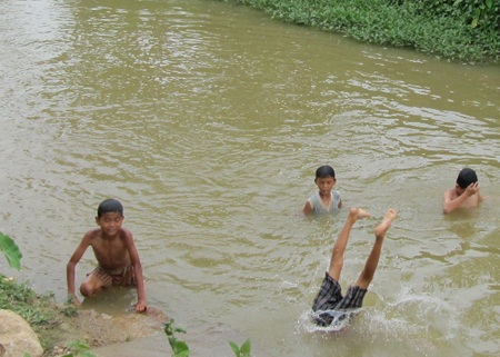 Thót tim với những trò giải trí của trẻ em nông thôn - 6