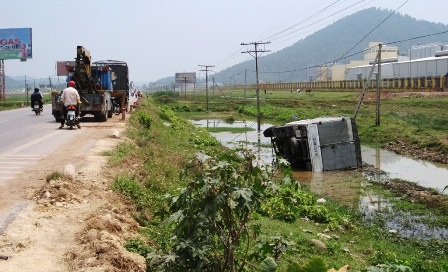 Xe tải húc gãy 5 cọc tiêu, lao xuống ruộng - 1