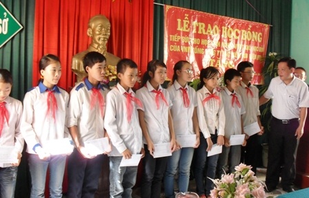 Nghệ An: Trao 20 suất học bổng cho HS nghèo vượt khó học giỏi - 1