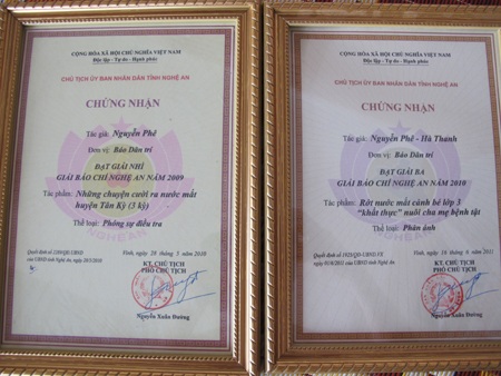 Nghệ An trao thưởng giải báo chí năm 2010 - 2