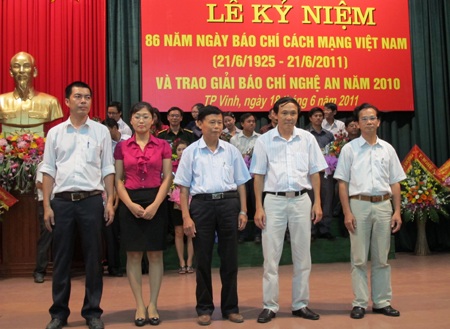 Nghệ An trao thưởng giải báo chí năm 2010 - 5